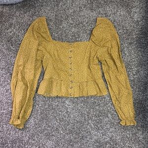 Fits like a medium! Yellow, flowered, crop blouse. Belled sleeves!